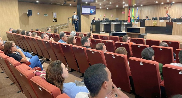 TRE-PB capacita servidores para uso da ferramenta Minuta IA #PraTodosVerem: Na fotografia, aparecem pessoas sentadas na sala de sessões do TRE-PB assistindo...
