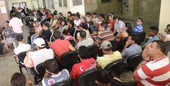 Eleitores são atendidos na sede do TRE-PB para o recadastramento eleitoral.