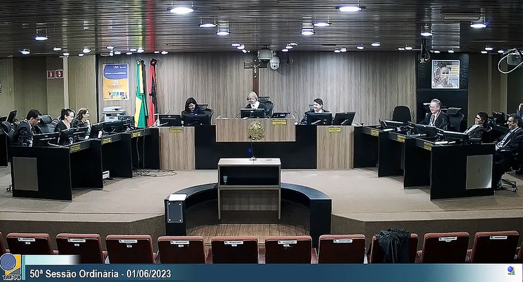 TRE-PB comenda ao ministro Vital do Rego Filho #ParaTodosVerem: Painel retangular com sala de sessões do Tribunal Regional Eleitoral da Paraíba...
