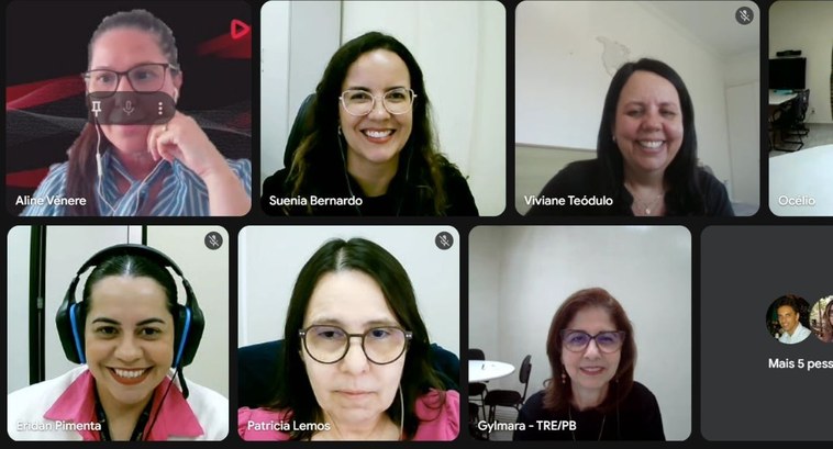 TRE-PB conclui essa semana 3ª etapa da construção do plano estratégico #PraTodosVerem: Na fotografia aparece o print de uma tela com várias pessoas numa reunião online