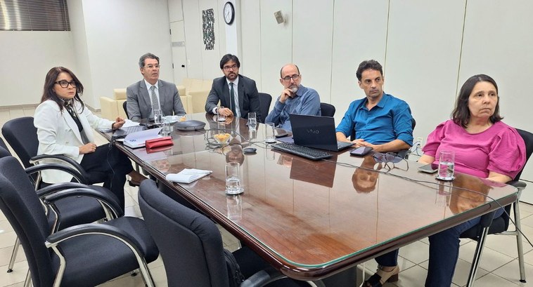 TRE-PB conclui primeira fase da elaboração de estratégia de gestão #PraTodosVerem: Na fotografia aparecem pessoas reunidas em torno de uma pessoa olhando uma apres...