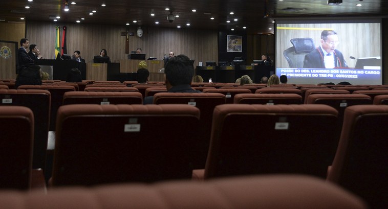 TRE-PB conclusão biênio Corte Eleitoral em sessão ordinária, juízes sentados à mesa do Tribunal Regional Eleitoral da Pa...