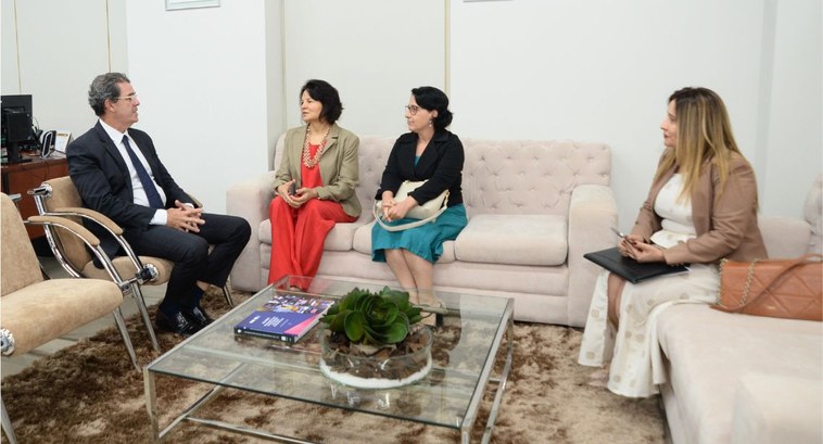 TRE-PB confirma apoio a II Encontro Nacional Ouvir e Enfrentar #PraTodosVerem: Na fotografia aparecem quatro pessoas sentadas no sofá no gabinete da presidênci...