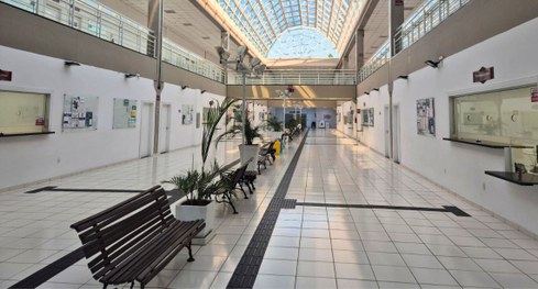 #PraTodosVerem: Na fotografia aparecem seis pessoas sentadas, em uma sala de reunião. O espaço é...