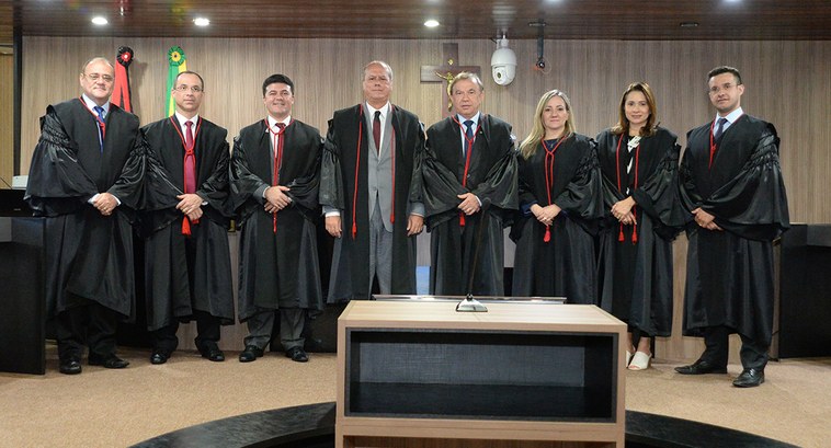 #PraCegoVer: Membros da Corte Eleitoral perfilados para fotografia: juiz Antônio Carneiro, juiz ...