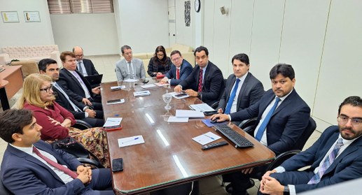 #PraTodosVerem: Na fotografia aparece um grupo de pessoas reunidas em torno de uma mesa retangular