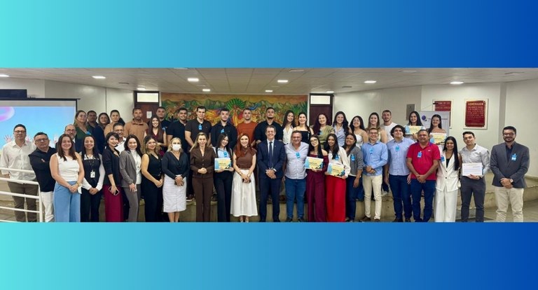 PraTodosVerem: Diversas pessoas em pé, posando.