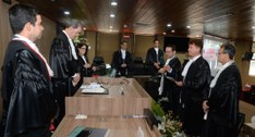 #PraTodosVerem: Na fotografia, aparecem nove homens e uma mulher em pé, participando da sessão n...