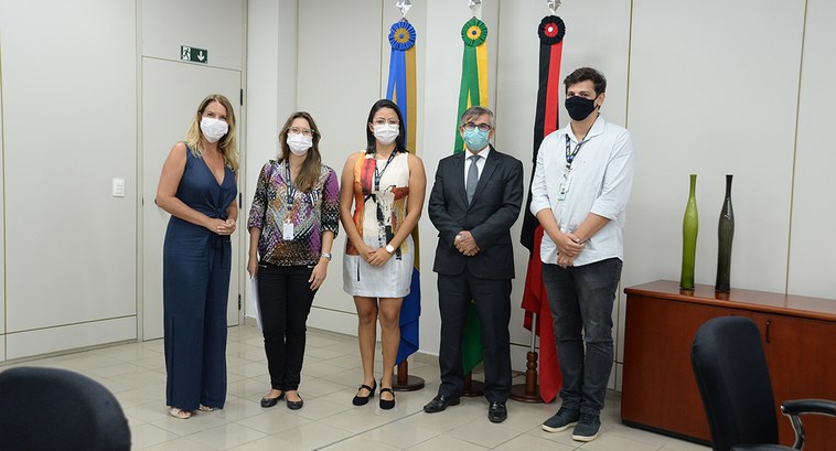 #PraTodosVerem: Na fotografia aparecem os recém-empossados ladeados pela diretora-geral substitu...