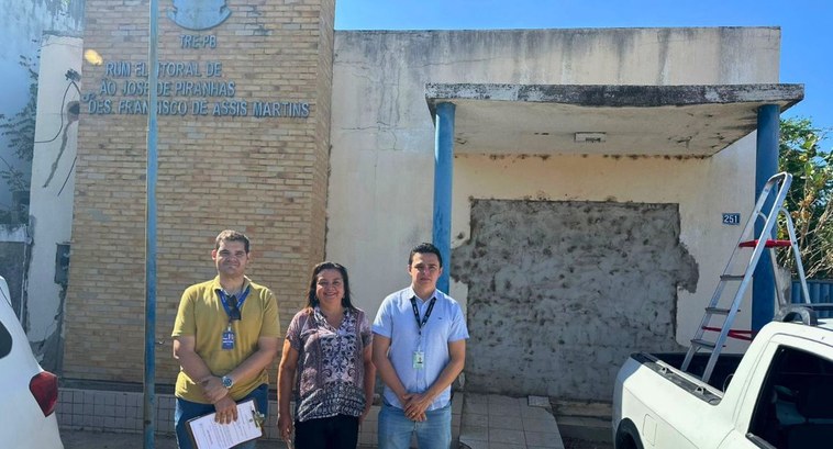 #PraTodosVerem: Na fotografia aparecem três pessoas, sendo dois homens e uma mulher, em pé, posa...