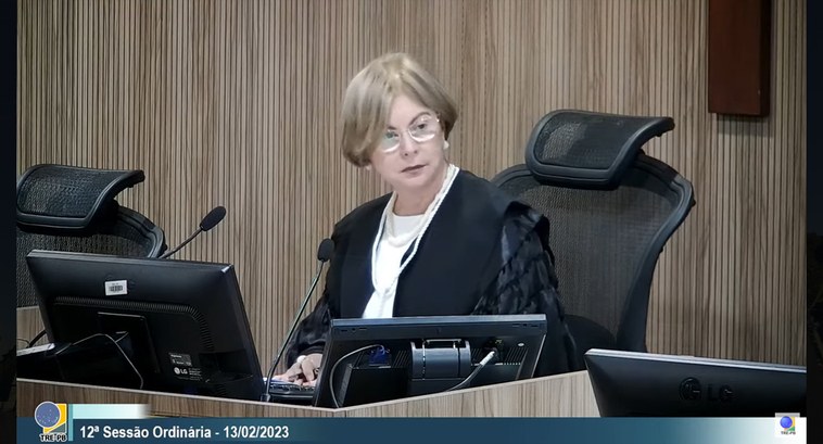 TRE-PB desembargadora maria de Fátima Maranhão presidente Mulher sentada à mesa, presidindo trabalhos de julgamento.