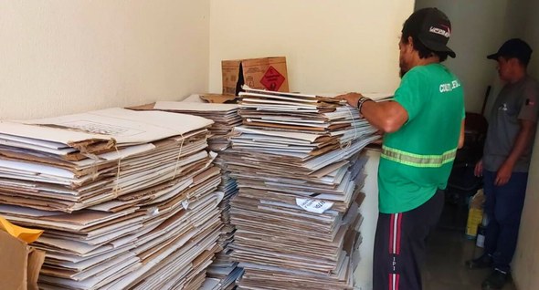 TRE-PB desenvolve projetos de sustentabilidade alinhados com a Carta de Brasília do CNJ_1 #PraTodosVerem:Na fotografia interna aparece um catador de resíduos recicláveis recolhendo um mo...