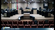 Sala de sessões do Tribunal Regional eleitoral da Paraíba com dez pessoas, sendo apenas uma de pé