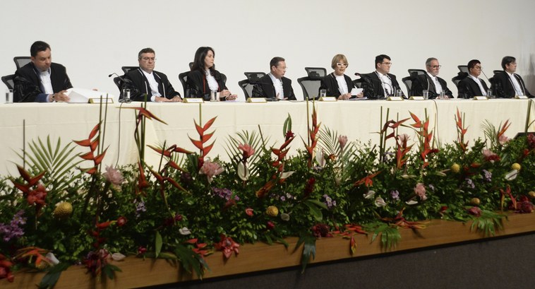 Mesa longa com as pessoas que compõem do Tribunal Regional Eleitoral da Paraíba.