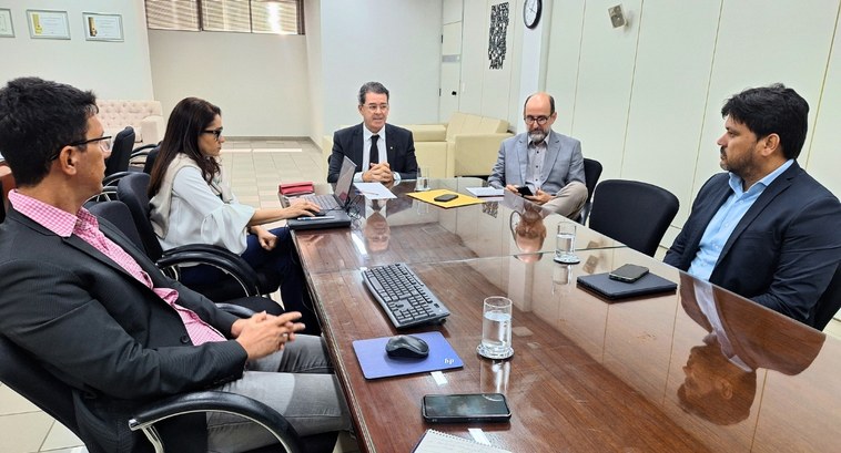 TRE-PB discute criação de Arquivo Único para otimizar gestão #PraTodosVerem: Na fotografia, cinco pessoas em uma sala de reuniões. Elas estão sentadas em cad...