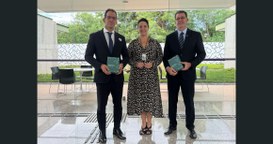 #PraTodosVerem: Na fotografia aparece uma mulher ladeada por dois homens, em pé; os homens posam...