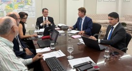 #PraTodosVerem: Na fotografia aparecem pessoas reunidas em volta de uma mesa de reuniões no gabi...