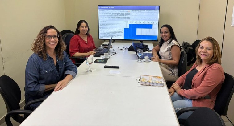 TRE-PB divulga cronograma das RAE’s, de novembro a março de 2026_CAPA #PraTodosVerem: Na fotografia aparecem quatro mulheres sorrindo para foto, ao fundo tem um monit...