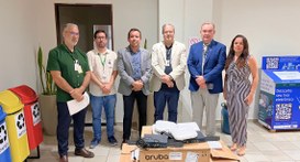 #PraTodosVerem: Foto de seis pessoas, lado a lado, em ambiente interno, ao lado de equipamentos ...