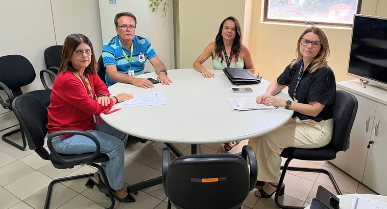 #PraTodosVerem: Na fotografia aparece uma reunião de trabalho com quatro pessoas, sendo três mul...