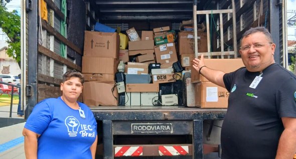 #PraTodosVerem: Na fotografia aparecem duas pessoas de cada lado da porta traseira de um caminhã...