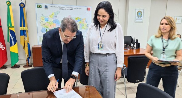 #PraTodosVerem: Na fotografia aparece o presidente do TRE-PB assinando o termo de doação de bens...