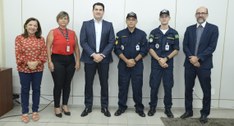 #ParaTodosVerem: Pessoas perfiladas, duas mulheres e quatro homens, posando para fotografia.