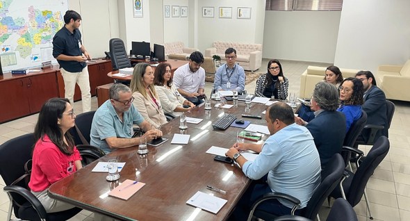 TRE-PB é convidado a integrar Rede Paraibana de Combate à Desinformação_1 Foto 1 - #PraTodosVerem: Na fotografia aparece uma reunião de trabalho em uma sala de escritório...