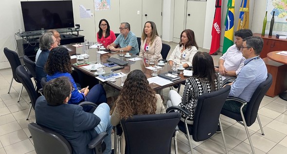 TRE-PB é convidado a integrar Rede Paraibana de Combate à Desinformação_2 Foto 2 - #PraTodosVerem: Na fotografia aparece uma reunião de trabalho em uma sala de escritório...