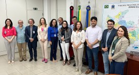 #PraTodosVerem: Na fotografia aparece um grupo de pessoas, sendo seis mulheres e seis homens, em...