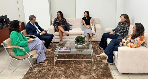 TRE-PB e FNCJ alinham preparativos para o Conbrascom 2026_2 #PraTodosVerem: Na fotografia aparecem cinco pessoas, quatro mulheres e um homem, reunidas em um...