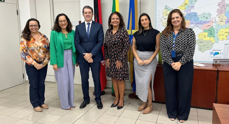 TRE-PB e FNCJ alinham preparativos para o Conbrascom 2026_capa #PraTodosVerem: Na fotografia aparece um grupo de seis pessoas, sendo um homem e cinco mulheres,...