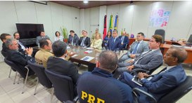#PraTodosVerem: Na fotografia aparece um grupo de pessoas reunidas numa sala, parte delas sentad...