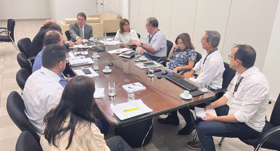 TRE-PB e MPPB assinam termo para viabilizar usina fotovoltaica Foto 3: #PraTodosVerem: Na fotografia, várias pessoas sentadas em cadeira em volta de uma mesa d...