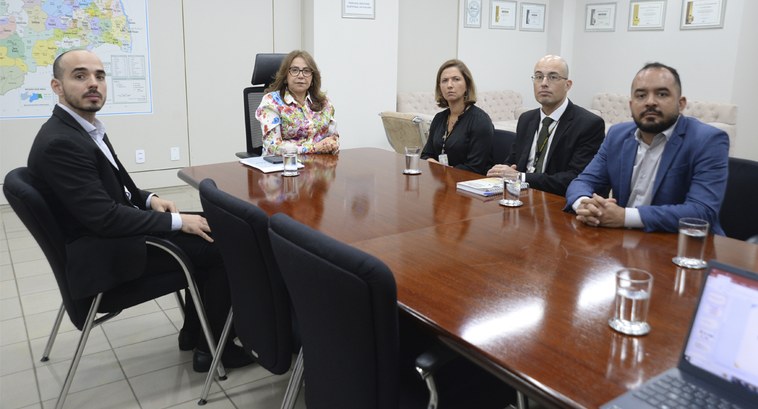 TRE-PB e PF Na fotografia aparecem autoridades, duas mulheres e três homens, em sala de reunião, no Gabinete...