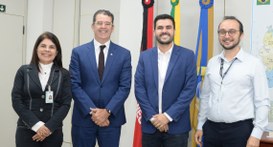 #PraTodosVerem: Na fotografia aparecem quatro pessoas, uma mulher e três homens, sentados em sof...