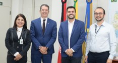 #PraTodosVerem: Na fotografia aparecem quatro pessoas, uma mulher e três homens, sentados em sof...