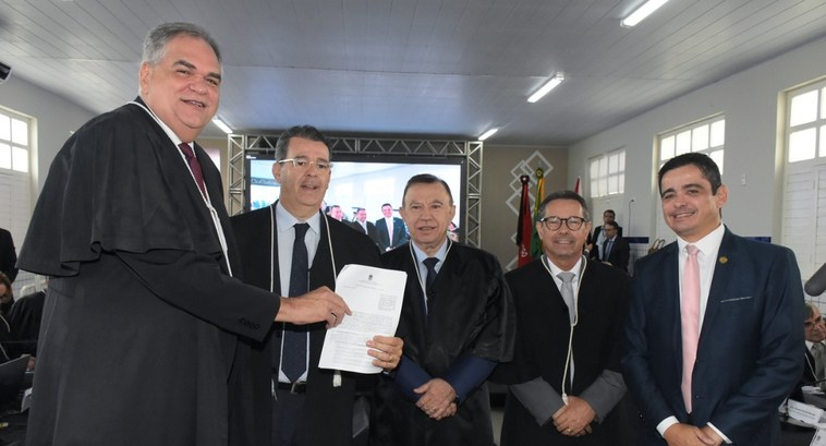 Foto 1: #PraTodosVerem: Na fotografia aparecem em primeiro plano quatro homens vestindo toga e u...