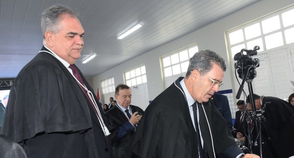 #PraTodosVerem: Na fotografia aparecem, em primeiro plano, de perfil, dois homens vestindo toga....