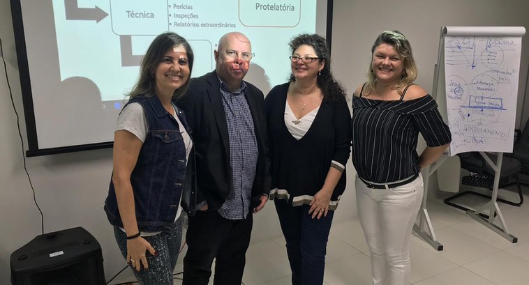 Quatro servidores posam de pé na sala de aula, onde ocorreu o curso, três deles são do TRE-PB: G...