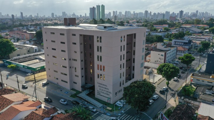 #PraCegoVer: Edifício-sede do Tribunal Regional Eleitoral da Paraíba em fotografia aérea
