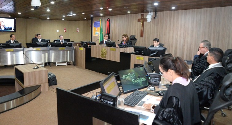 A desembargadora Agamenilde Dias Arruda Vieira Dantas e o desembargador Oswaldo Trigueiro do Val...