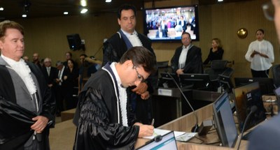 #PraTodosVerem: Na fotografia aparece no destaque um homem assinando o termo de posse em solenid...