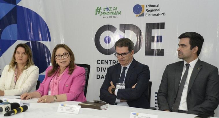TRE-PB encecerramento1 Painel retangular pessoas sentadas à mesa, dois homens e duas mulheres