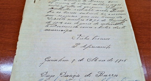 #PraTodosVerem: Na fotografia aparece um documento histórico data de 1905 