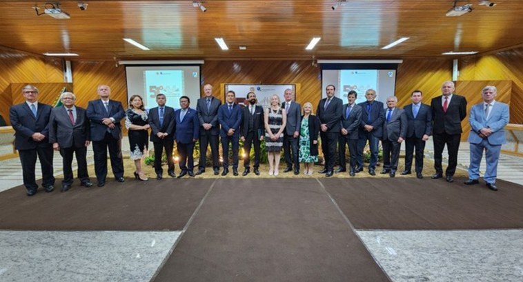 TRE-PB encontro Corregedores eleitorais #ParaTodosVerem: Pessoas perfiladas, para fotografia, dezesseis homens e três mulheres.