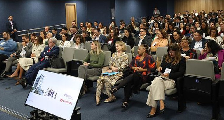 #ParaTodosVerem: Pessoas sentadas, ocupando todos os lugares em um auditório.