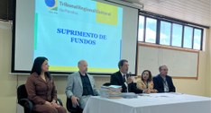 #PraTodosVerem: Na fotografia aparecem cinco pessoas, sentadas em cadeiras, compondo uma mesa de...