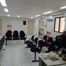 #PraTodosVerem: Montagem com oito fotografias em formato quadrado, mostrando o antes, à esquerda...