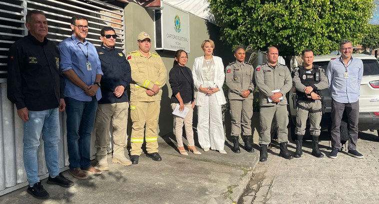 TRE-PB Esperança 19ze Painel retangular com civis e militares perfilados para fotografia.